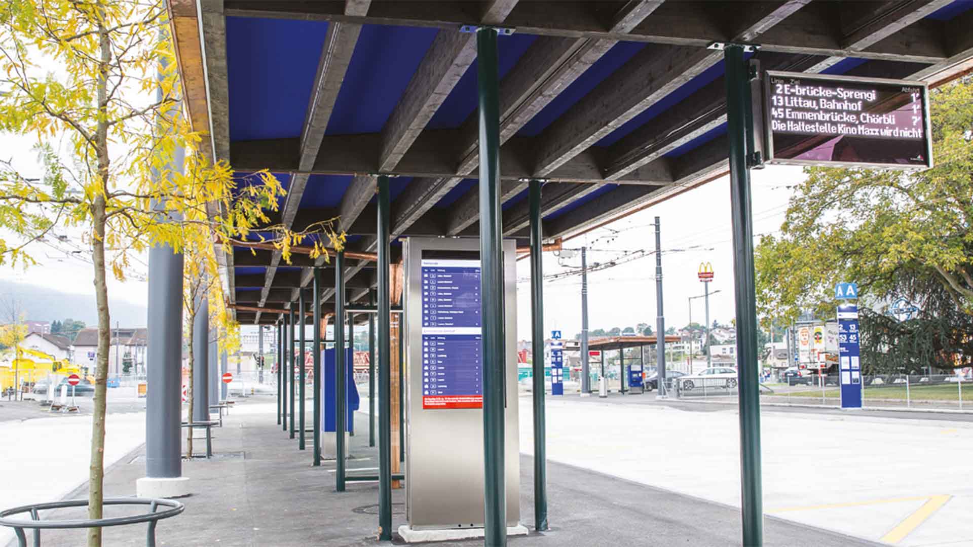 Toiture de gare routière construite en CLT, peinture bleue
