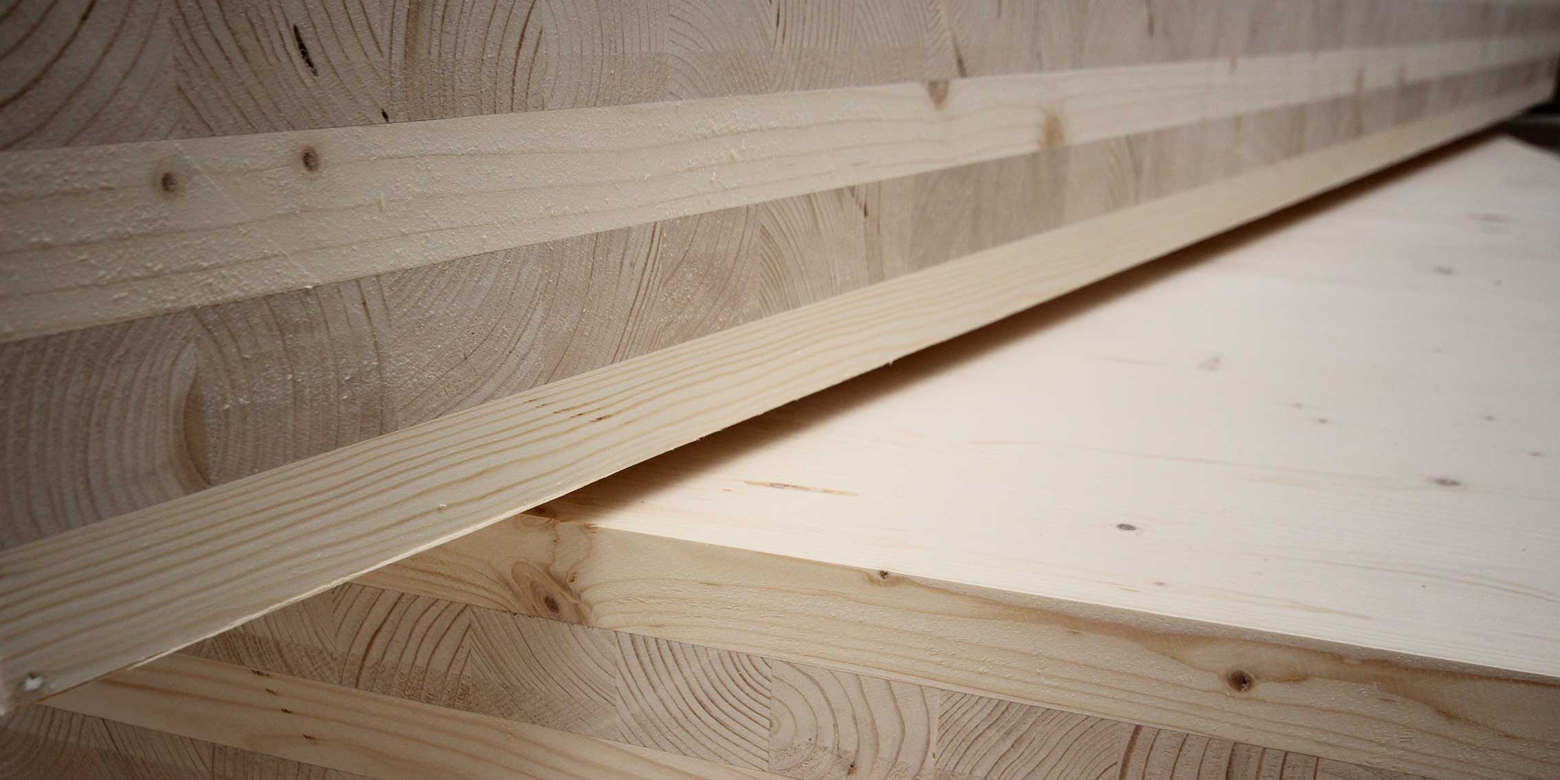 Panneaux bois CLT, composés de plusieurs couches croisées de planches en bois massif séché