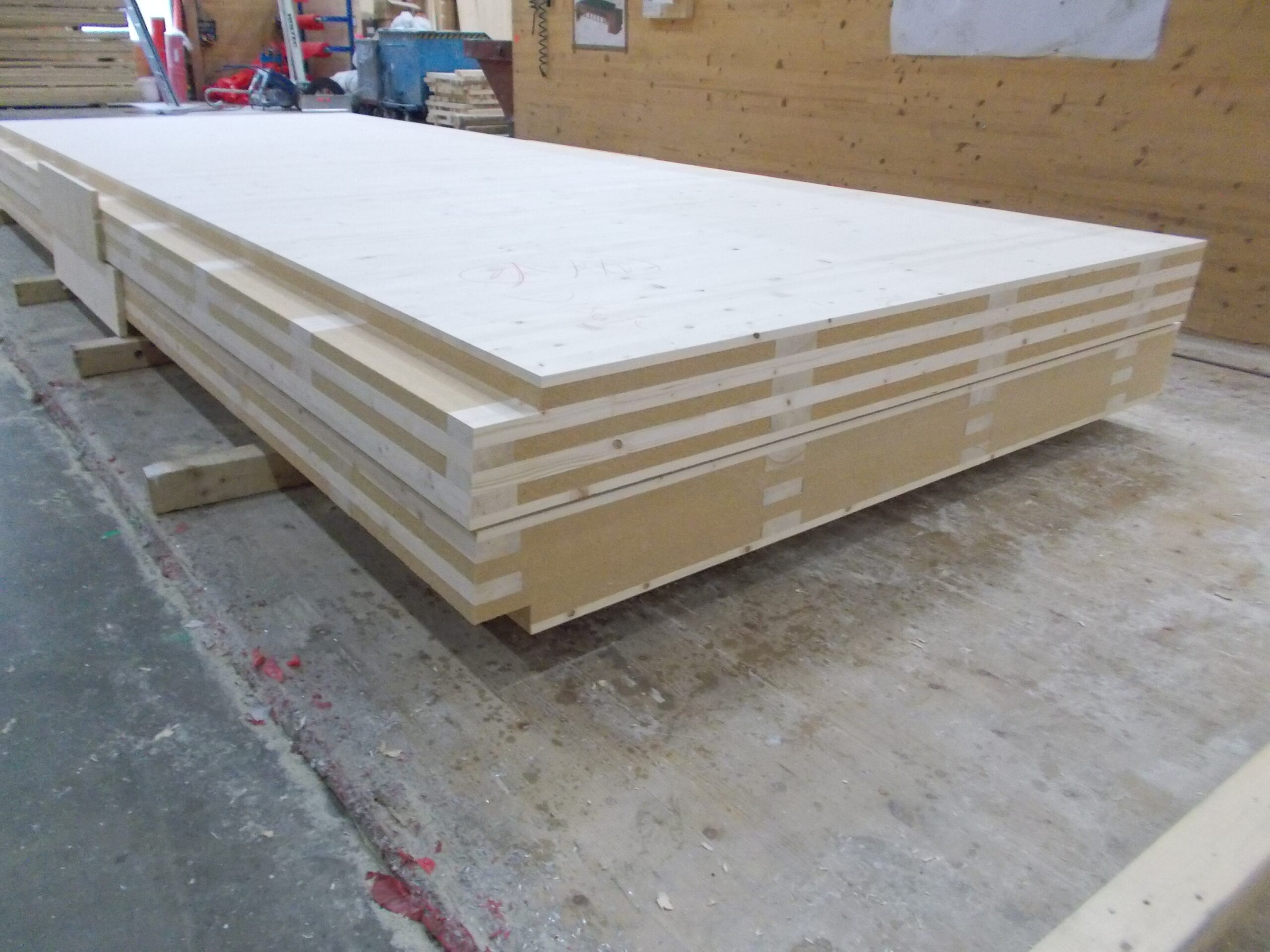 Panneaux bois CLT, composés de plusieurs couches croisées de planches en bois massif séché